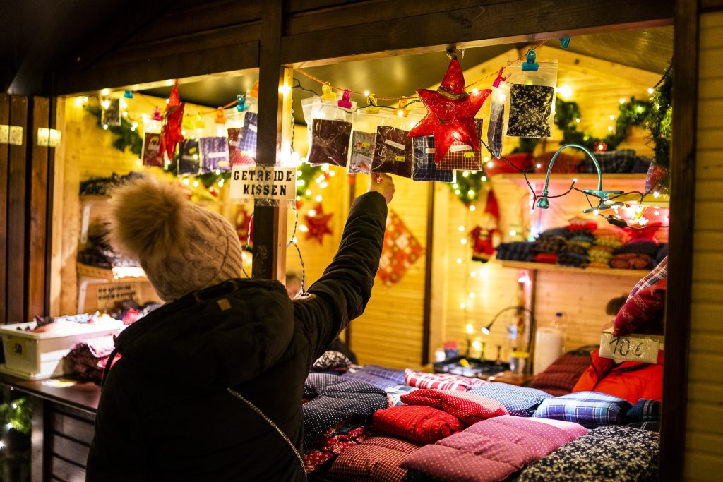 Kunsthandwerk auf dem Weihnachtsmarkt im Tierpark Nordhorn