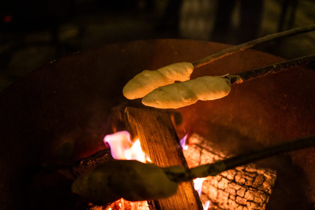 Stcokbrot über dem Feuer. Stockbrotbacken auf dem Weihnachtsmarkt im Tierpark Nordhorn.